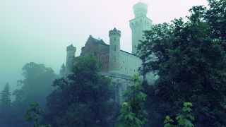 山岳に聳え立つ白亜のシンデレラ城。レンタルサイクルがお勧め