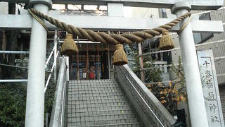 県道沿いの宝船もある麻布十番の神社