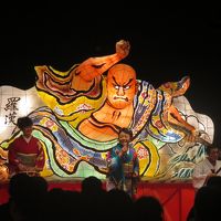 じゃわめぐ広場で夜津軽三味線等のショーがあります