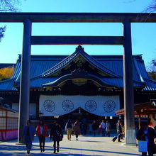 中門鳥居から見た拝殿