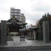 駅からすぐのお寺。