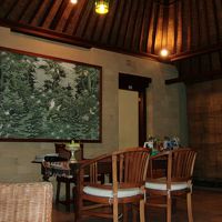 こじんまりとしたフロント