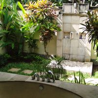 手前がバスタブ（シャワーつき）、奥が固定式シャワー