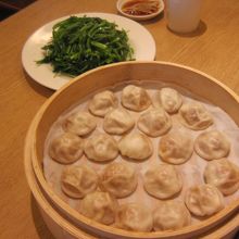 土日限定の小龍湯包の小籠包と青菜炒め