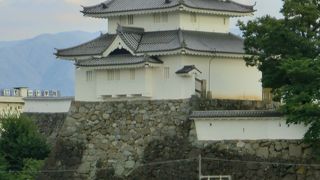 甲府城跡（舞鶴城公園）からは夏は富士山の輪郭はみえにくい！はやり冬がよいかな？