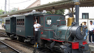 路面電車の線路を走るSL。