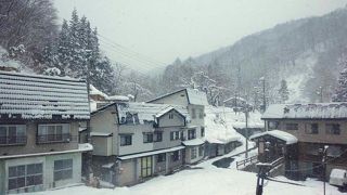 冬場は雪に覆われた温泉