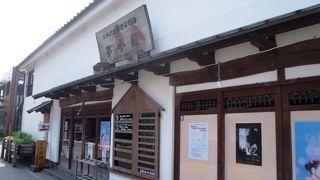 八千代座正面のコンパクトな資料館