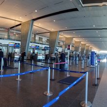 国際線チェックインロビー