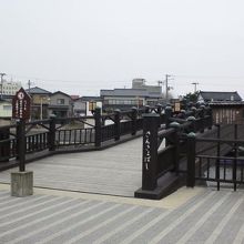 倉庫街の横の川の橋