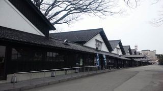 蔵が立ち並びます