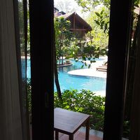 部屋からプールの眺め