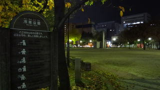 夜は、屋台が並んでいます。