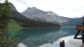 静かな落ち着いた雰囲気の湖