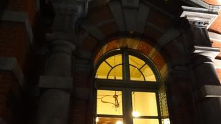 歴史ある建物の１階にあります