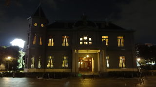 川べりに立つ綺麗な建物です。