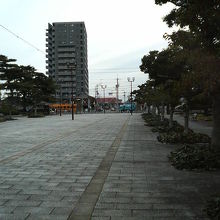公園の正面に浜寺駅前駅、そして先に浜寺公園駅が見えます。