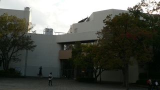 神戸国際会館こくさいホールとともに評価の高い神戸フィルハーモニックの本拠地、神戸文化ホール（こうべぶんかホール）