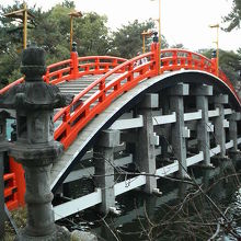 入口には大きな太鼓橋があります。階段が急なので注意。