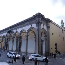 ファサードの柱廊が優美なアンヌンツィアータ教会