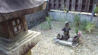 路地の向こうに