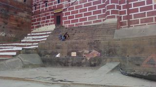 ブロック塀の模様が書かれたガート