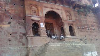 お城の門のような・・・