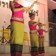タイ北部の哀愁をおびた弾き語りや舞踊にうっとり