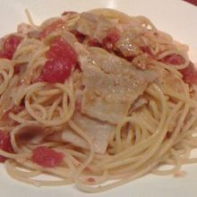 パスタ＆ピザランチのベーコンとトマトのペペロンチーノ