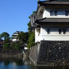 手前から　巽櫓（桜田二重櫓）、桔梗門 （内桜田門）、富士見櫓