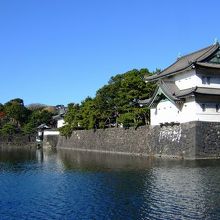 手前から　巽櫓（桜田二重櫓）、桔梗門 （内桜田門）、富士見櫓