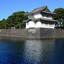 手前から　巽櫓（桜田二重櫓）、桔梗門 （内桜田門）