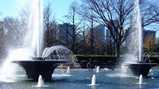 皇居の森と丸の内のビル群の間にある噴水公園　和田倉噴水公園