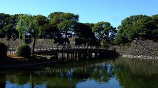 皇居外苑東側の内濠（和田倉濠）に架かり和田倉噴水公園につながる橋
