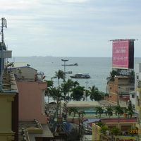 部屋から海を見る