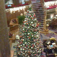 吹き抜けのツリー　良く見るとパンダがいっぱい