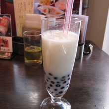 タピオカ入り杏仁ドリンク