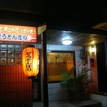 夜は周りが暗いです