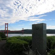 橋と瀬戸の眺めのよい平戸島の入り口にある公園