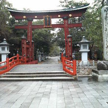 大鳥居の色あせたところに長い歴史を感じます。