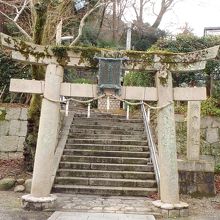 温泉寺の隣にある参道入口