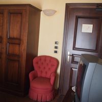 クラシックな家具が部屋に調和しています