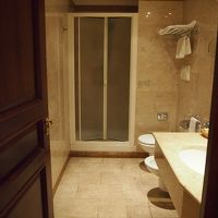 広くて清潔なバスルーム