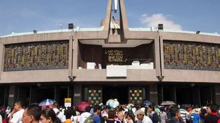 日曜はミサで人混み