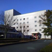 丘の上に立つ綺麗なホテルです