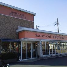 ガラス張りの明るいお店です