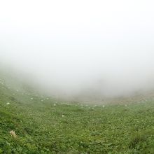 斜面下。霧と風がすごかった。