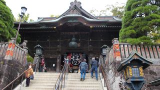 赤い提灯と階段が目印です