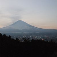 客室から見える夕暮れの富士山