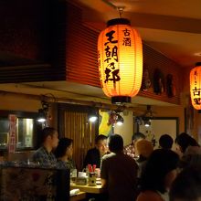 島唄楽園の提灯が下がる店内